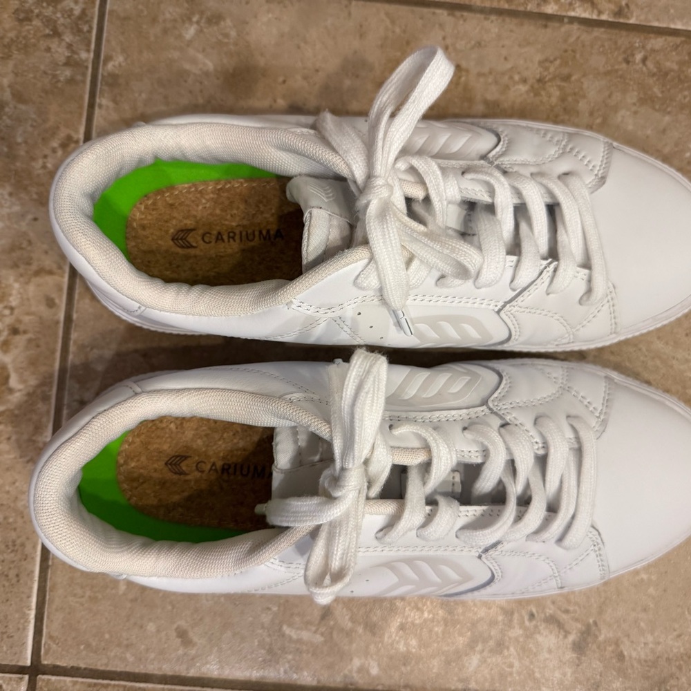 Cariuma Off-White Sneakers with Green Detail